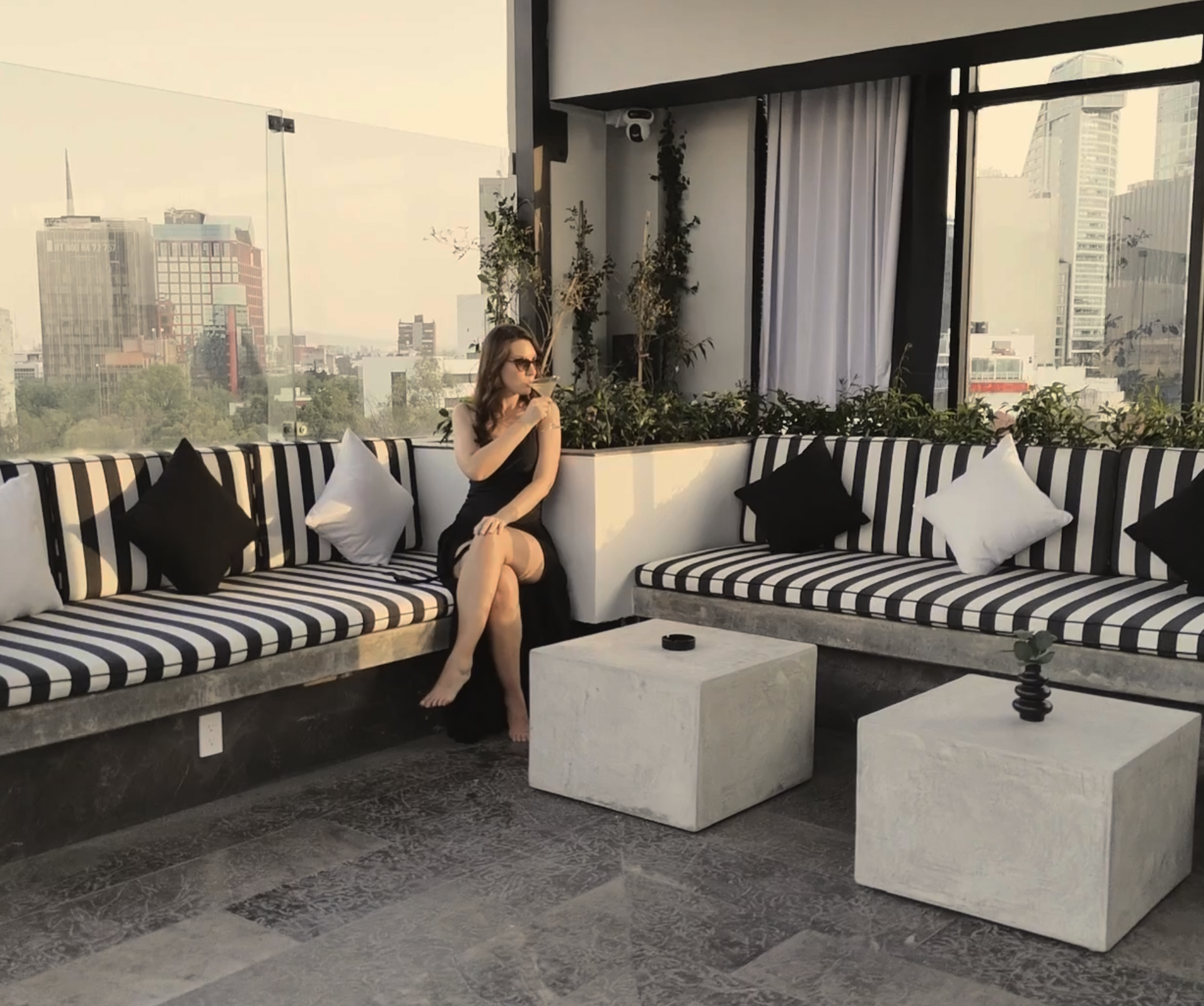 Rooftop con alberca y restaurante